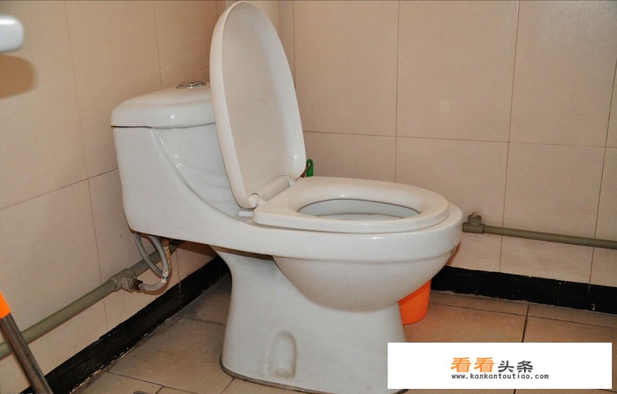 大便粘马桶怎么回事？