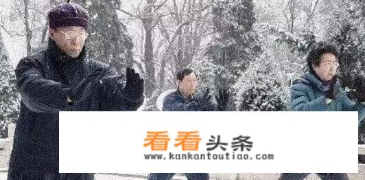 中老年女冬季出去散步时间安排？