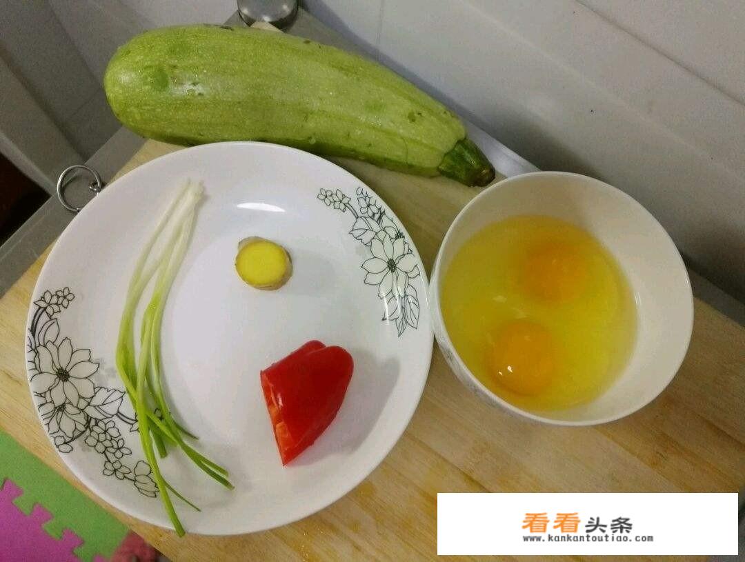 西葫芦炒鸡蛋的家常做法？