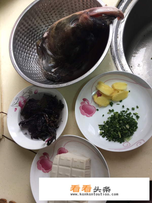 东北大头鱼炖豆腐的做法？