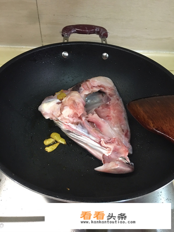 东北大头鱼炖豆腐的做法？