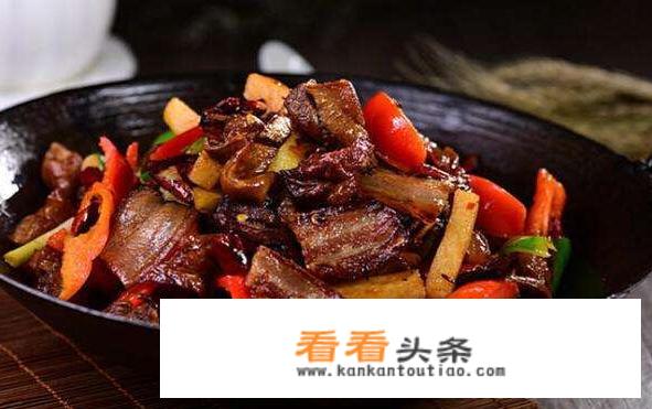 泥鳅煮腊肉火锅的做法？