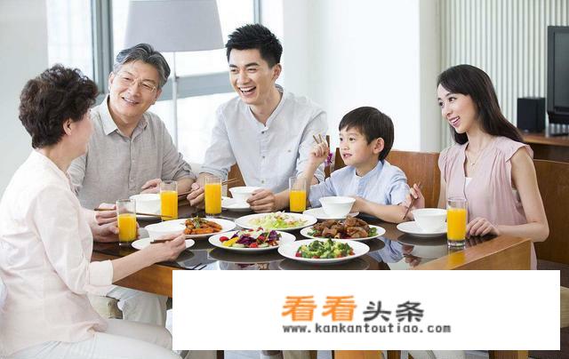 52岁的公婆和我们住一起，老在我跟前秀恩爱，你们会怎么做？