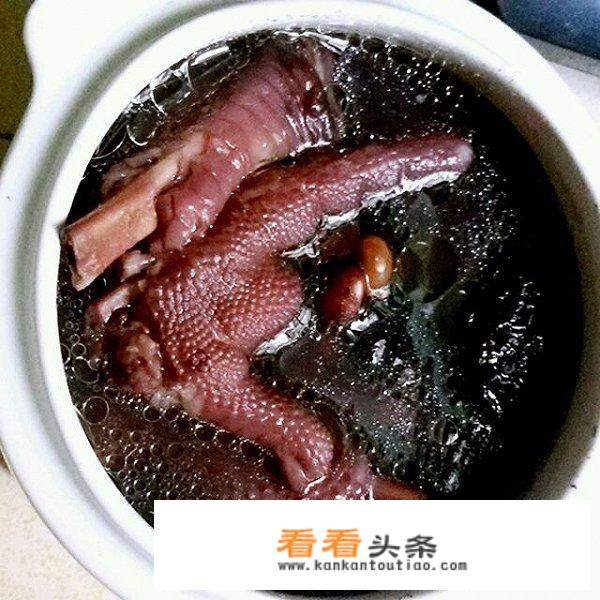用凤爪煲汤加什么材料比较好？