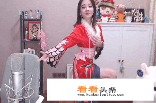 如何评价冯提莫睡衣cos海贼王女帝秀大长腿？