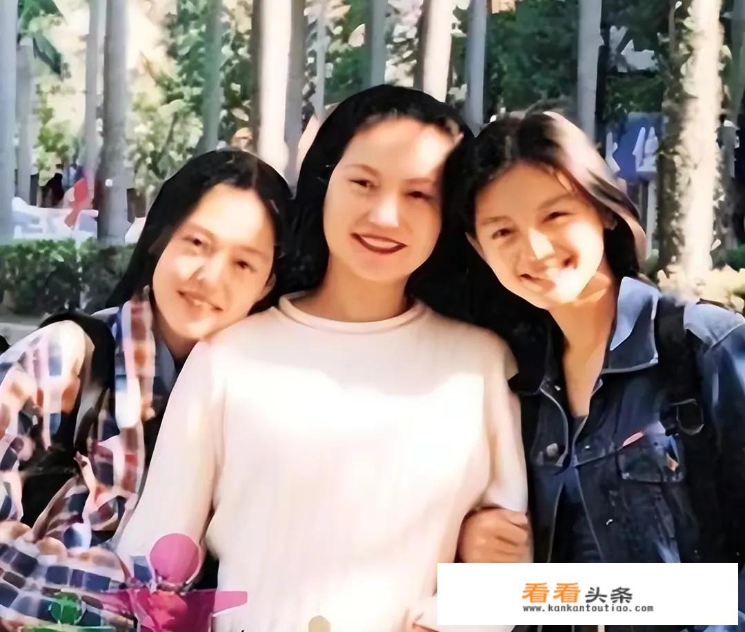 她很漂亮用英语怎么说？