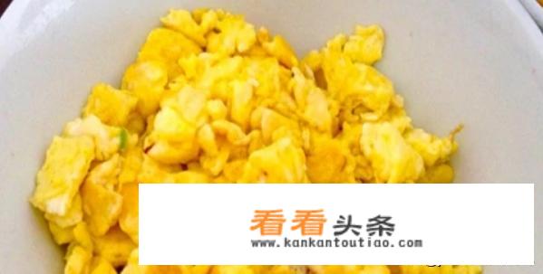如何炒鸡蛋才能又松又嫩？