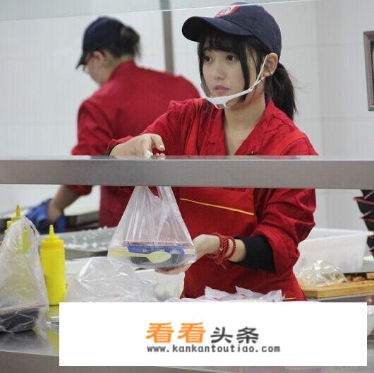 西北工业大学明德学院，一美女食堂阿姨，穿低胸装，给军训学生打饭，你怎么看？