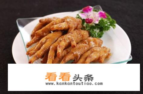 小作坊工人用嘴啃出无骨鸡爪的视频流出，看完你还敢吃那些东西吗？