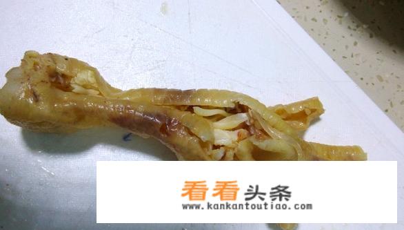小作坊工人用嘴啃出无骨鸡爪的视频流出，看完你还敢吃那些东西吗？