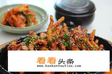 小作坊工人用嘴啃出无骨鸡爪的视频流出，看完你还敢吃那些东西吗？