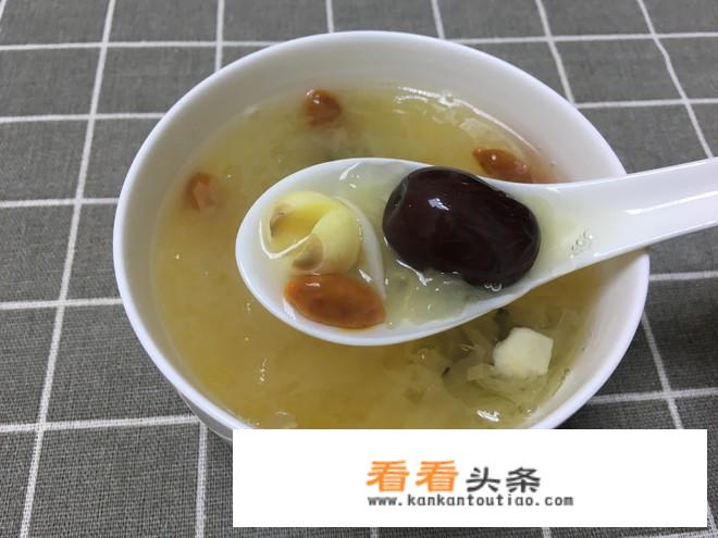 银耳莲子羹的做法？