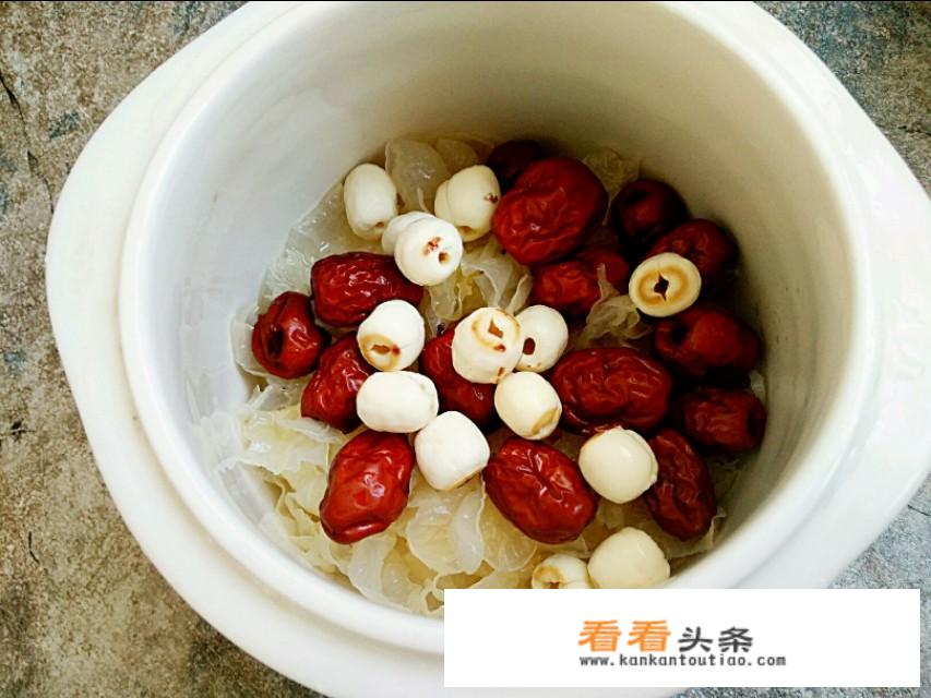 银耳莲子羹的做法？