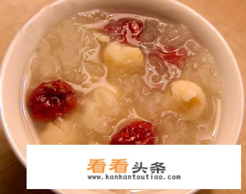 银耳莲子羹的做法？