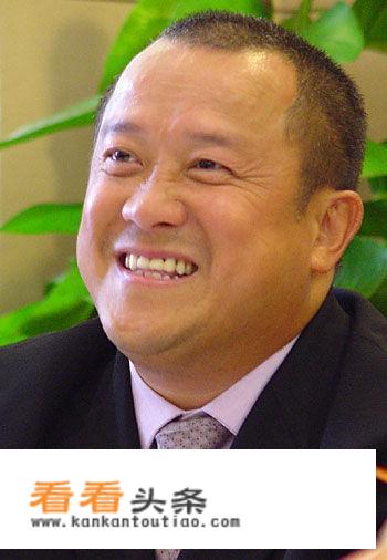 曾志伟将手伸进她胸前的衣服，为何用这种方式尊重女性？