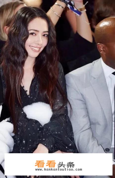 郭碧婷出席巴黎时装周，穿的黑色半透轻薄透纱长裙是什么风格？