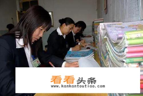 第一次上课玩玩具就被老师发现作文？