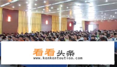第一次上课玩玩具就被老师发现作文？