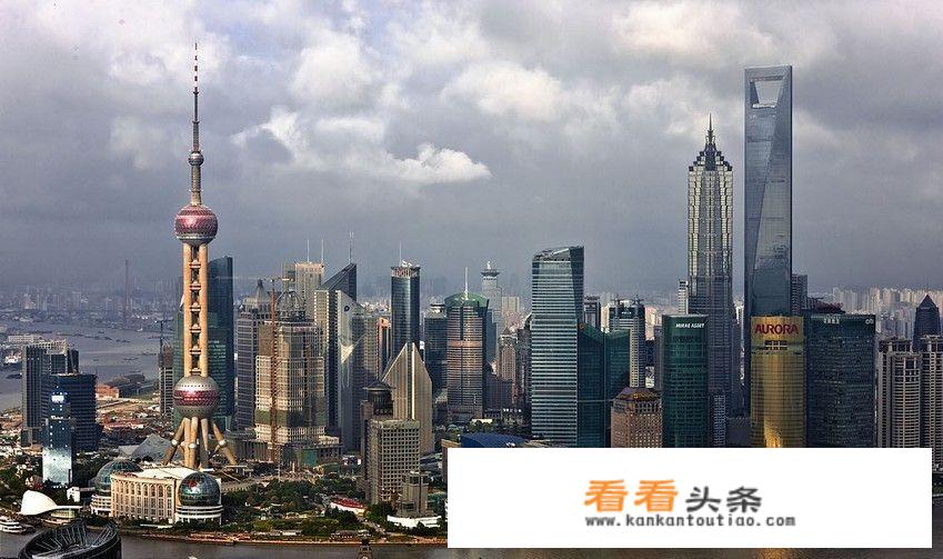 我是一名初中生，暑假想去国外旅游，请推荐去哪里？