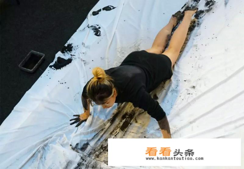 95后美女蒋涵萱的“人体书法”火了，但这真的是艺术吗？