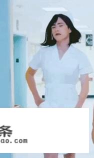 性感红唇搭配飘逸黑发，你如何评价刘昊然弟弟的护士女装造型？