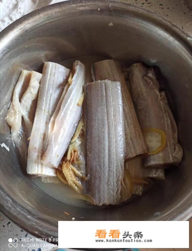 炸带鱼的面糊怎么调不掉渣？