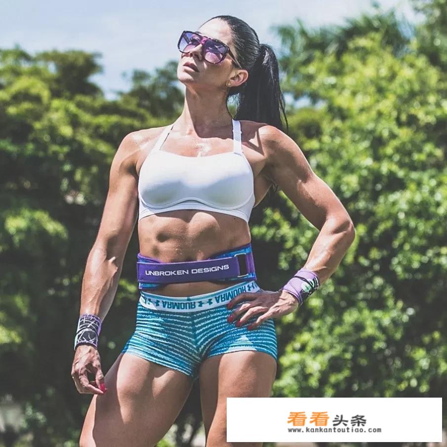 23岁的女孩子摸起来浑身肌肉紧绷，感觉像摸个男的，是正常的吗？