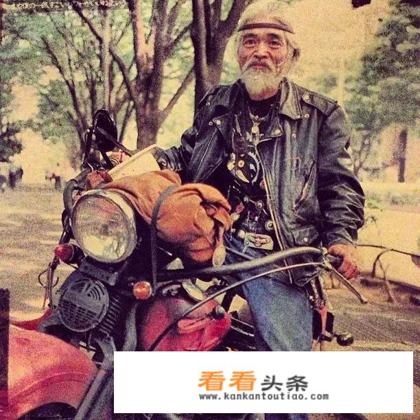 男生的咖啡色短款皮衣怎么搭配？