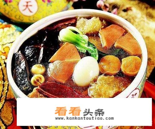 四川旅游国际形象新标识中的动物元素是什么？