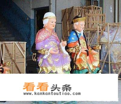 四川旅游国际形象新标识中的动物元素是什么？