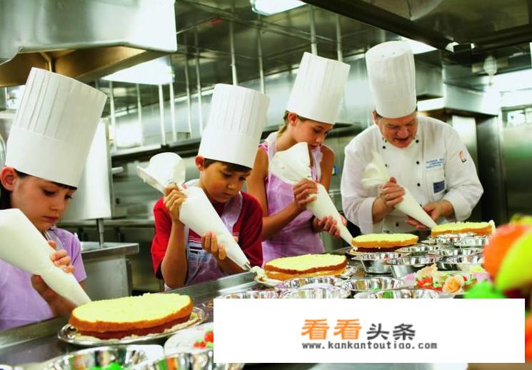 听说最近邮轮旅行蛮火，不知道哪条路线比较适合亲子游？