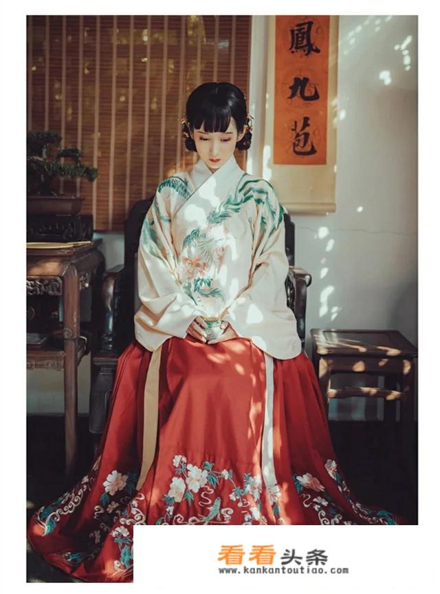 到一些古镇去旅游，穿什么衣服，拍照比较融入景色？