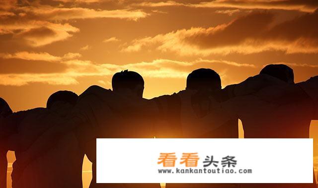 姐妹二人同时从家里去学校，路程全长800米。妹妹步行每分钟行50米，姐姐骑自行车每分钟行150米？