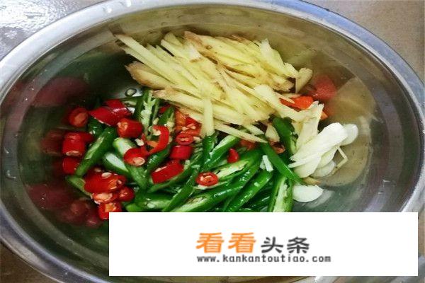 鸡腿菇跟什么炒好吃？