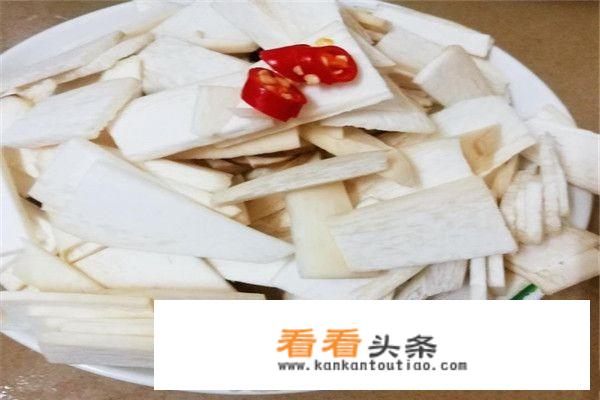 鸡腿菇跟什么炒好吃？