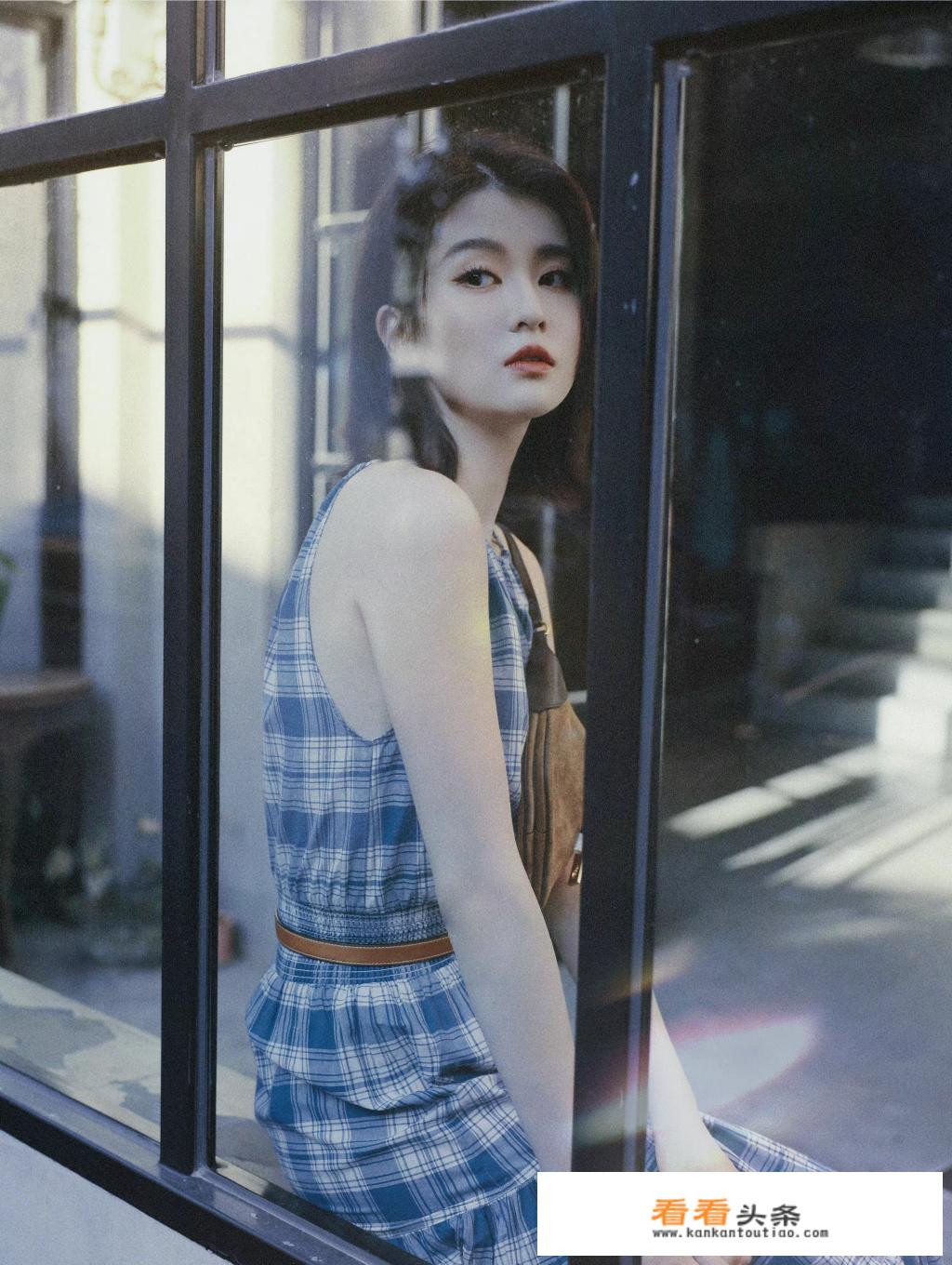 乔欣现身北京机场，卫衣短裙配黑丝，这套造型你觉得如何？