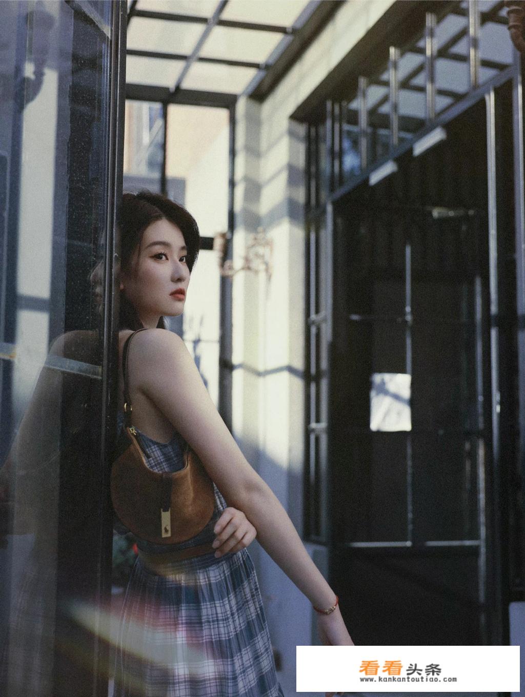 乔欣现身北京机场，卫衣短裙配黑丝，这套造型你觉得如何？