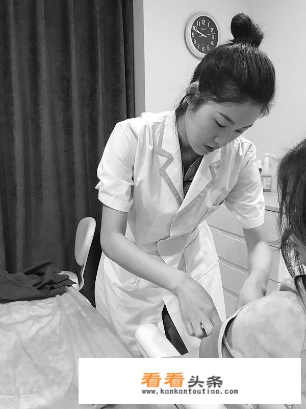 95后大连美女护士跪地为6旬老人人工呼吸抢救，你怎么看？