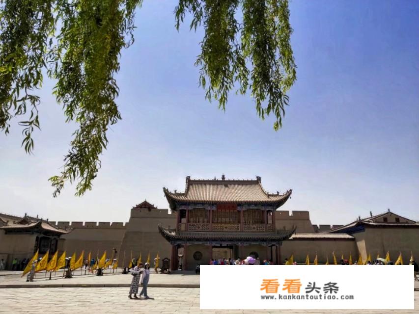 想出门旅行半个月，问大家，给我详细说一下需要带的所有东西？