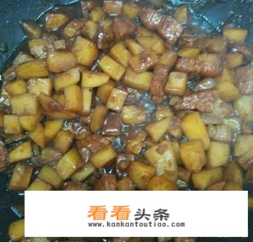 土豆炖五花肉的家常做法？