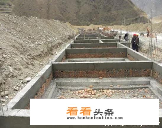 混凝土亭子建设基础圈梁应该在地上还是地下，有什么区别？