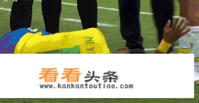 内马尔被拉云踩脚后痛苦的在地上打滚，一旁的队友库蒂尼奥为什么会偷笑？