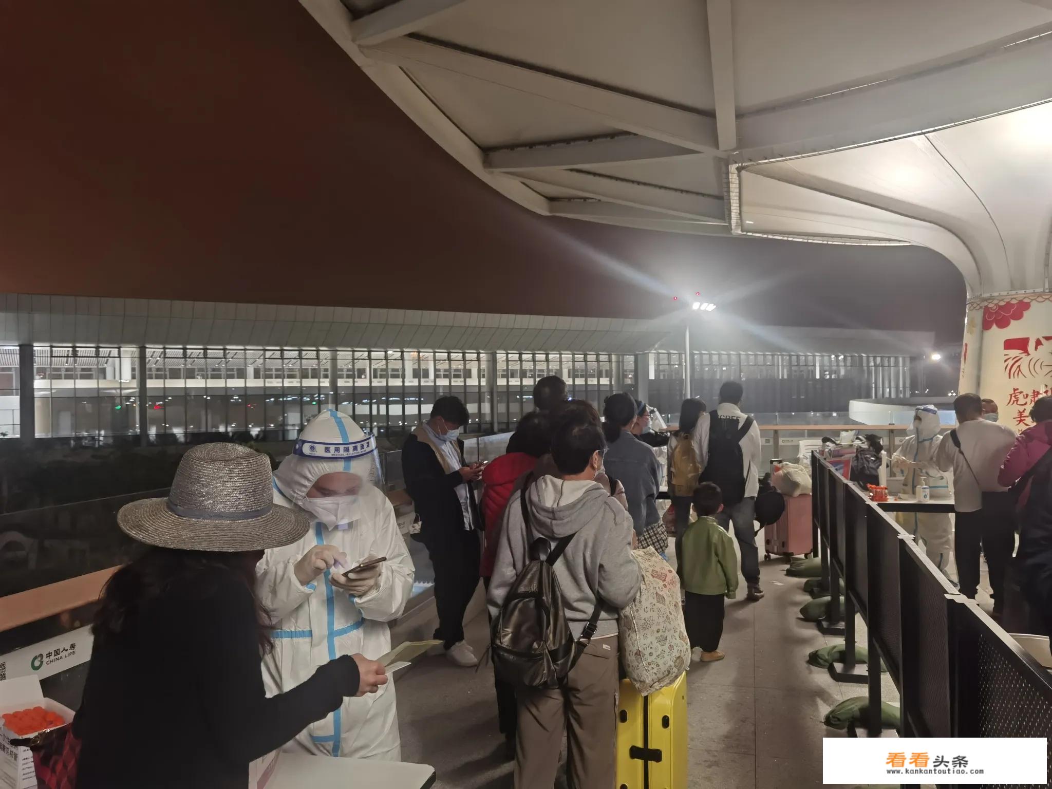写出我国九个旅游区域名称及包含的省区？