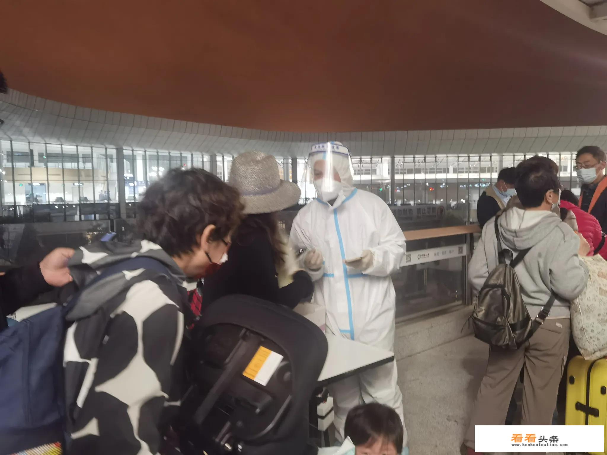 写出我国九个旅游区域名称及包含的省区？