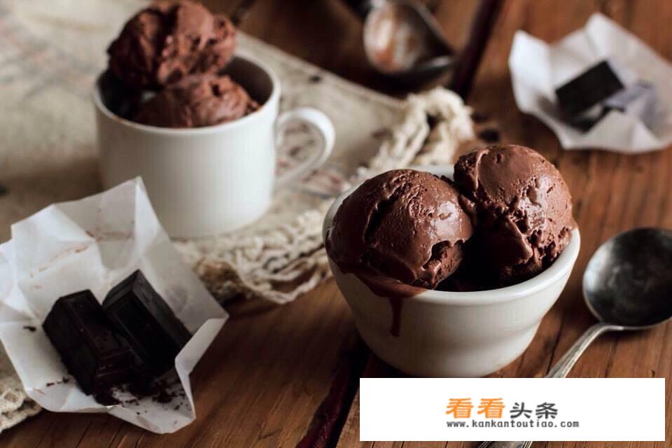 如何自制巧克力冰激凌？
