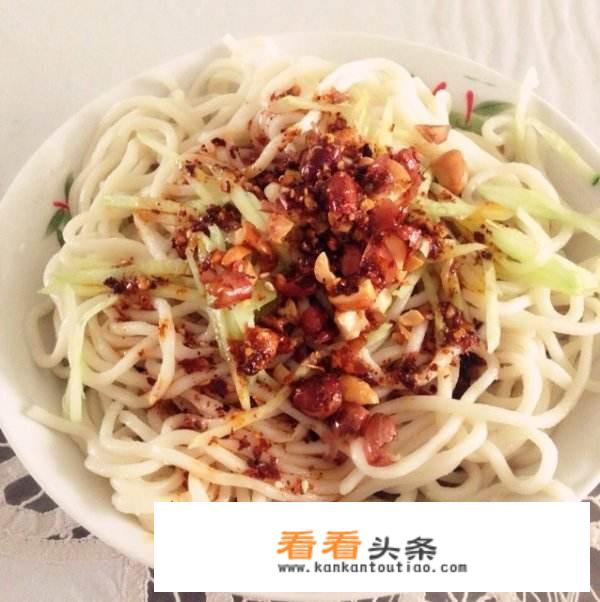 炎炎夏日，怎么做美味好吃的凉面？