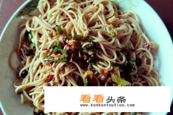 炎炎夏日，怎么做美味好吃的凉面？