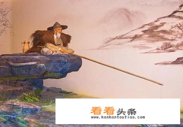 汉封候宋封王明封大帝，释称佛儒称圣道称天尊，指的是谁？