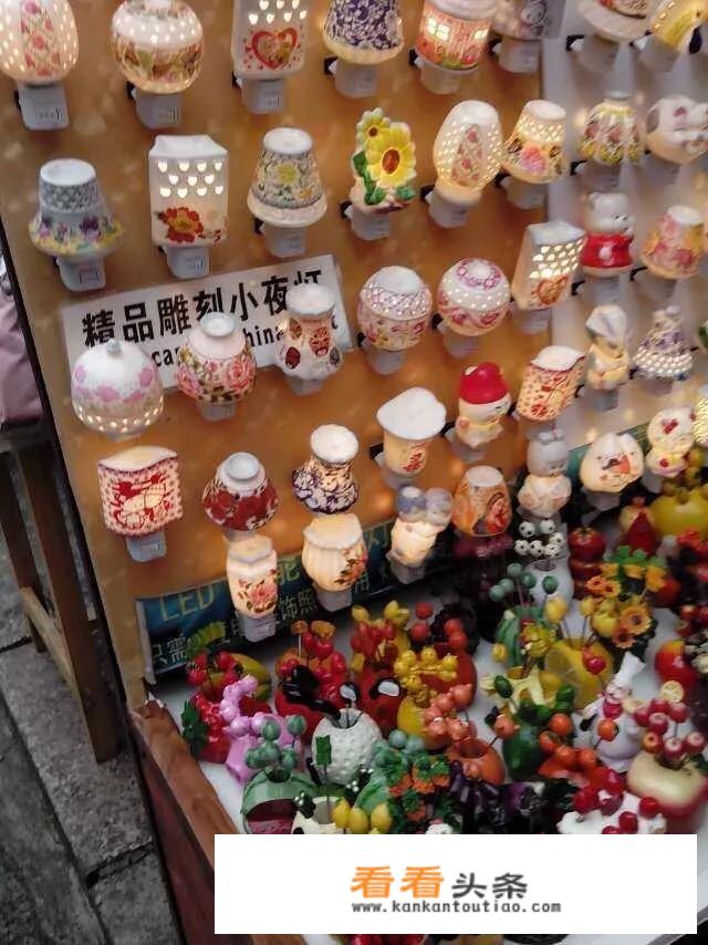 晚上想出去摆个小摊子，卖什么小东西可以更赚钱？