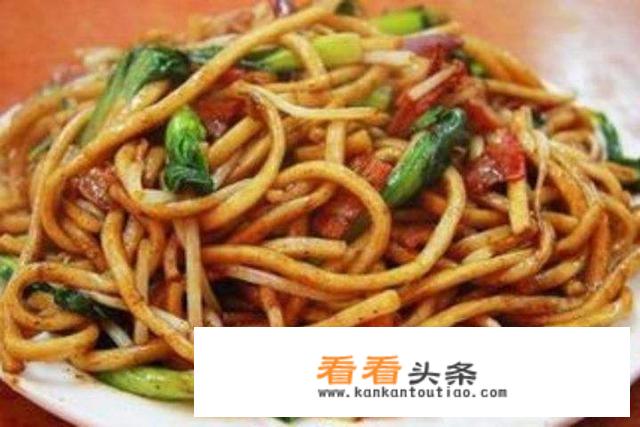 豆芽青菜火腿肠洋葱鸡蛋怎么炒面？